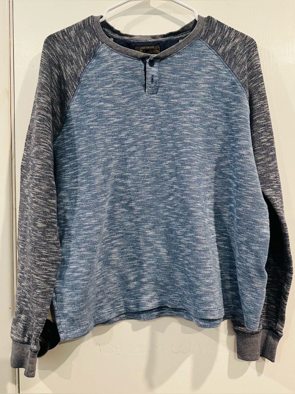 Lucky Brand men size LARGE Blue Heather Raglan Henley Sweatshirt
